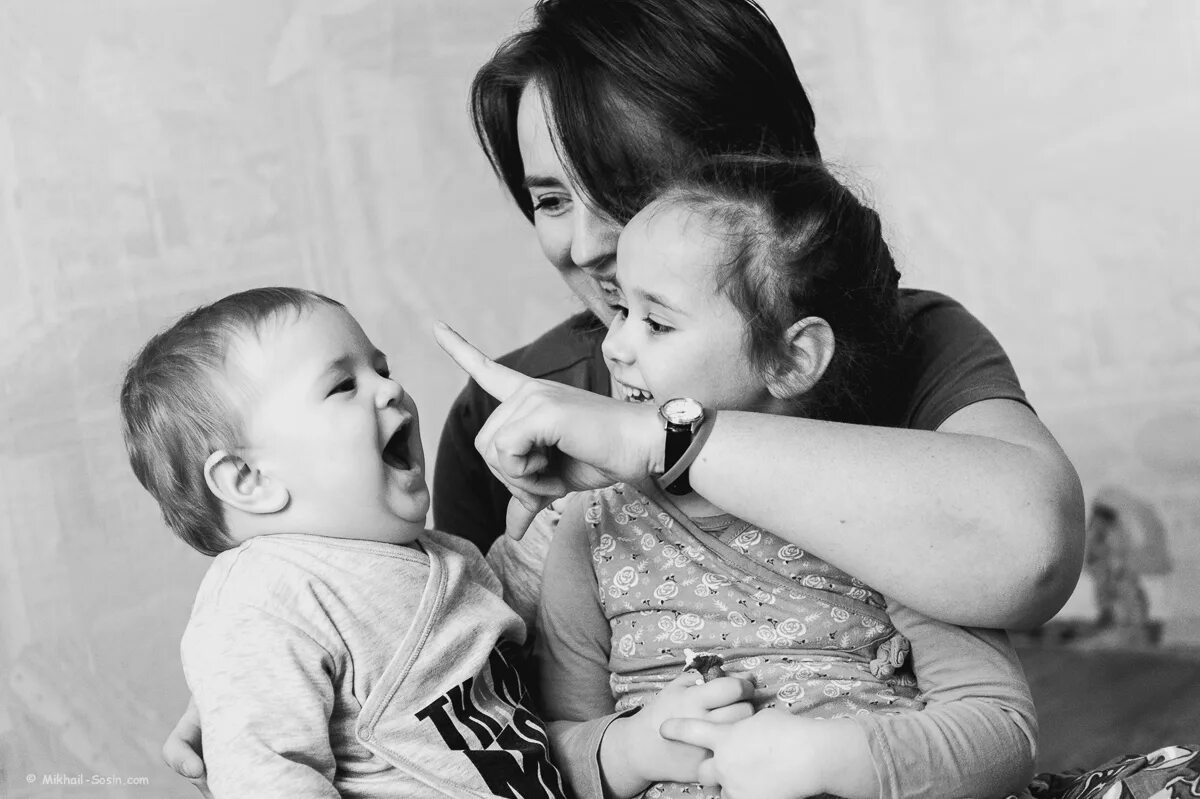 объятия детей. мама черно белая. мама надпись. мама обнимает. где мама черно.