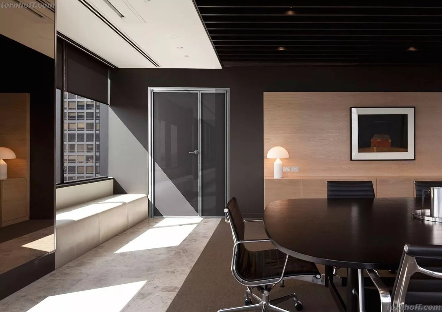 Темный потолок. Темный потолок. Интериор дезигн офис. Плитка на кухню на пол. Просторная гостиная интерьер.