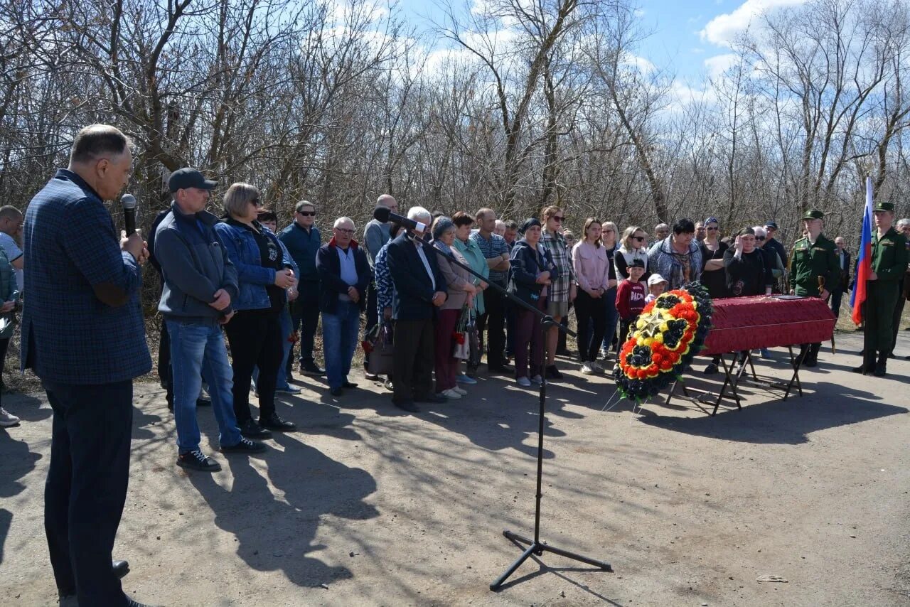 Новости сво сегодня 1 апреля. Похороны военнослужащего. Могилы погибших на Украине.