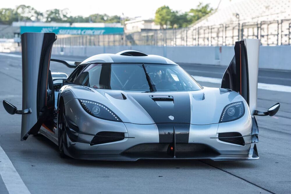 Koenigsegg как читается. Кенигсегг one 1. кенигсегг агера ван. машина koenigsegg one 1. открытые двери кенигсегг агера.