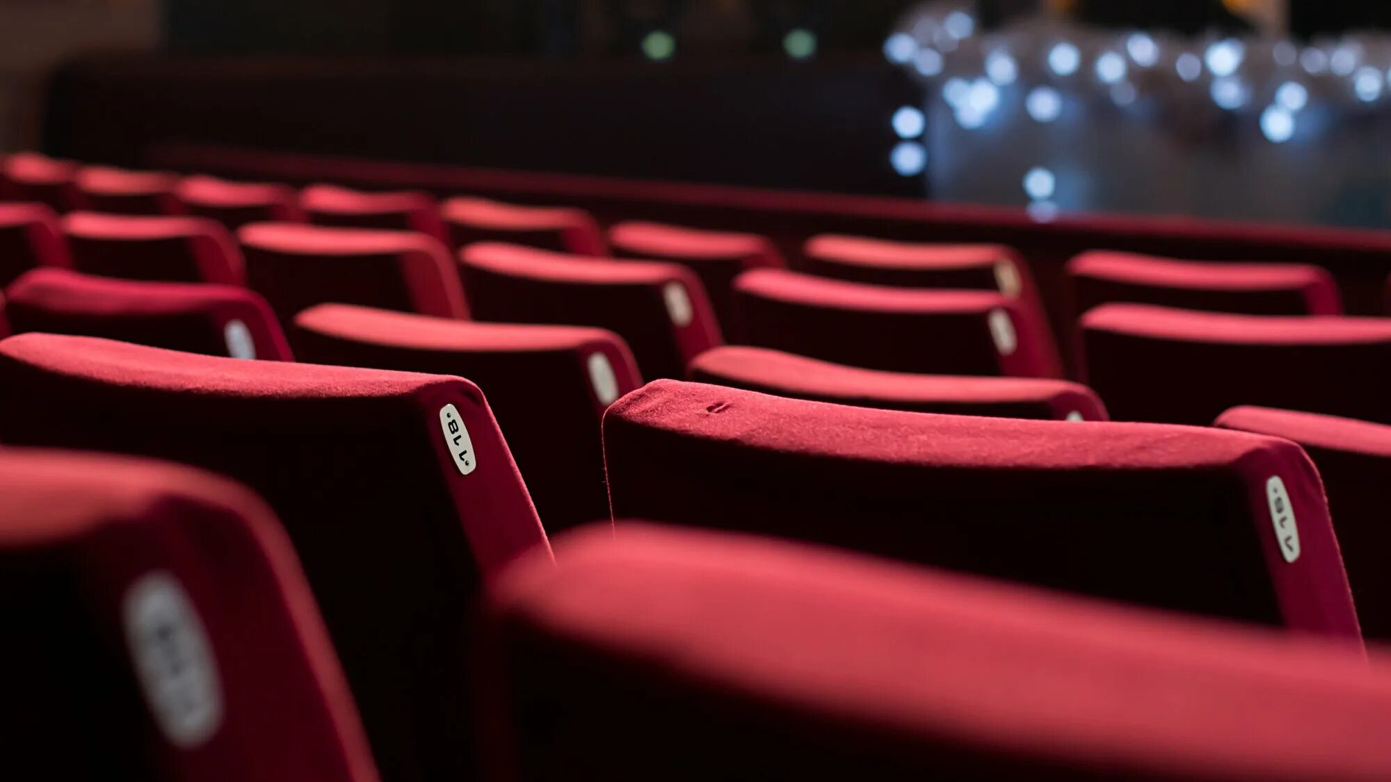 Theatre seats. Кинотеатр. Кресла в кинотеатре. Пустой зал кинотеатра. Пустые кресла в кинотеатре.