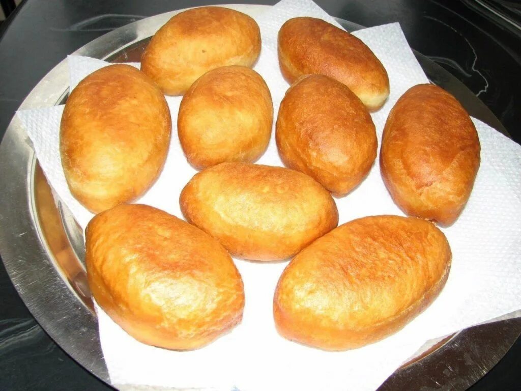 Пышные жареные пирожки. Вкусное тесто для пирожков жареных. Тесто для пирожков дрожжевое на воде. Пышное тесто для пирожков