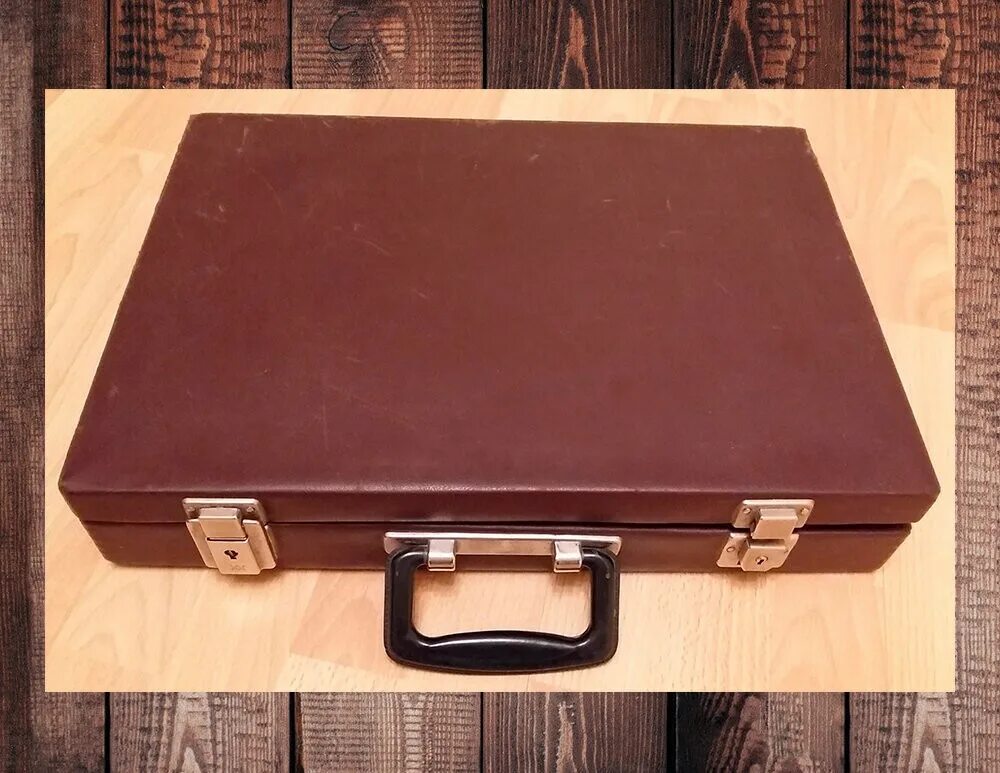 Дипломат советских времен. Дипломат мыльница советский. Дипломат портфель 1990. Кейс дипломат ссср. Дипломат чемодан.