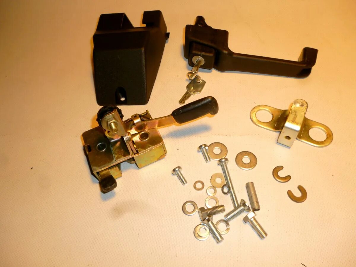 Замок двери мтз 82. Замок мтз старого образца. Замок двери т-150 150. Замок мтз старого образца. 45.