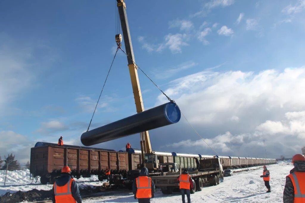 Грузоперевозки воркута. Погрузка разгрузка труб. Погрузка труб краном. Выгрузка труб из полувагонов. Разгрузка труб большого диаметра.