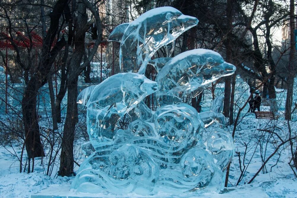 Ядом изо льда. Зимние фигуры из льда. природные ледяные скульптуры. зимние скульптуры изо льда. зима ледяные фигуры.