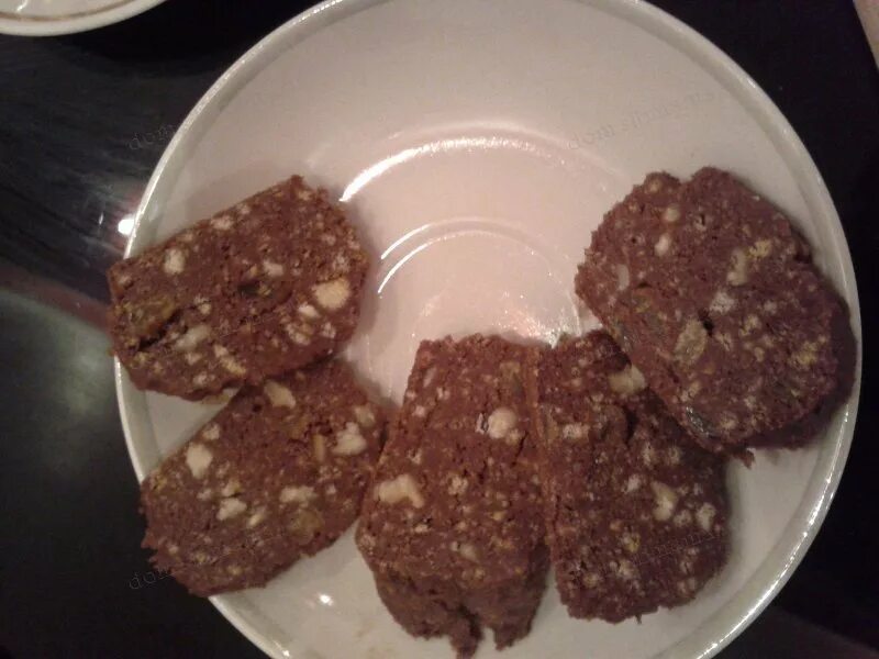 Шоколадная колбаска. Колбаска со сгущенкой фото. Колбаска со сгущенкой фото. Колбаска со сгущенкой фото. Пирожное шоколадная колбаска.