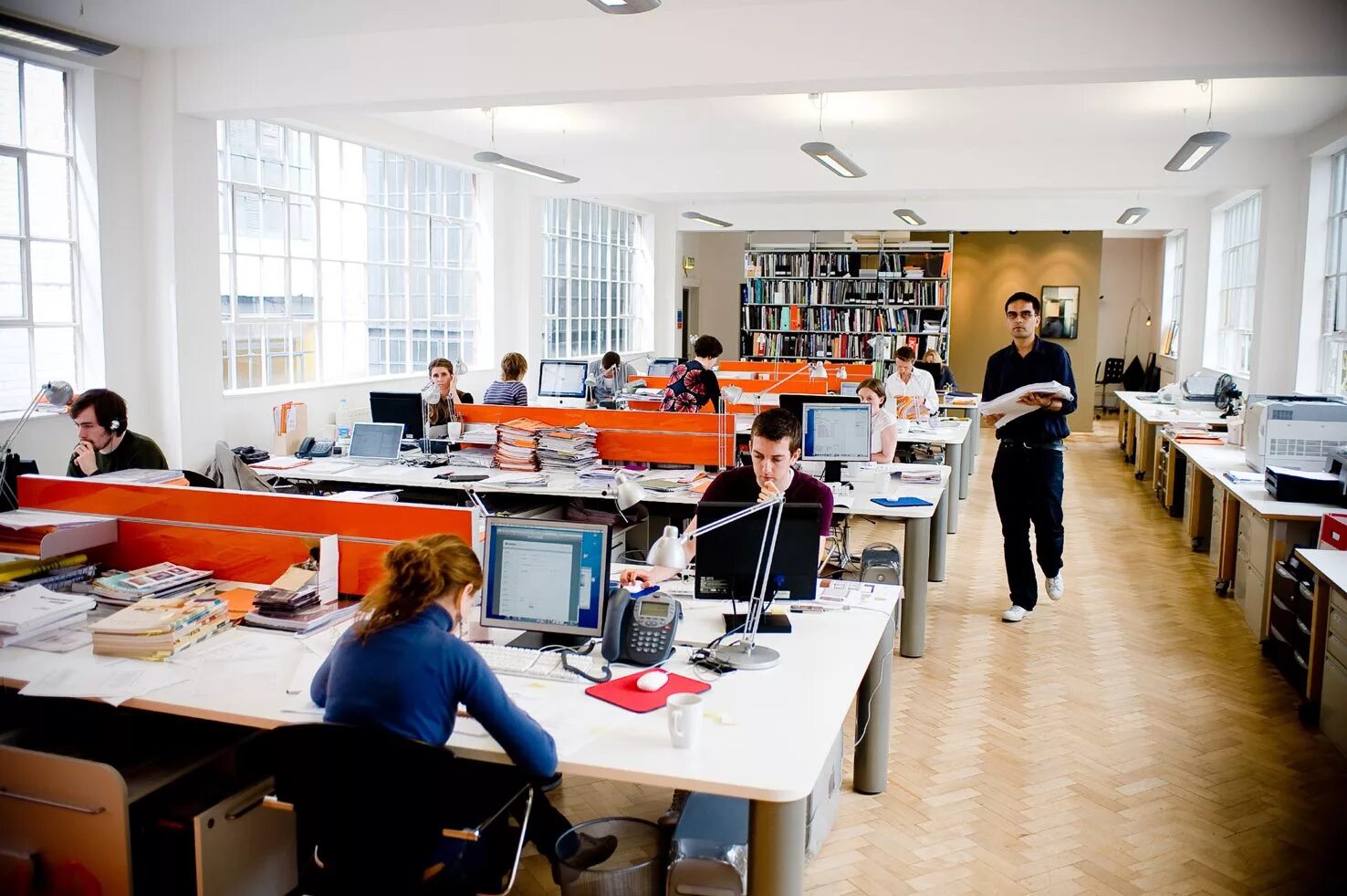 офис менед. ооо нпп электрохимия екатеринбург. женщина в офисе. офисный работник. менеджер.