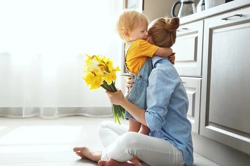 Сын с цветами для мамы. Мальчик дарит цветы маме. Ребенок дарит цветы маме. Цветы для детей. Сын дарит маме цветы.
