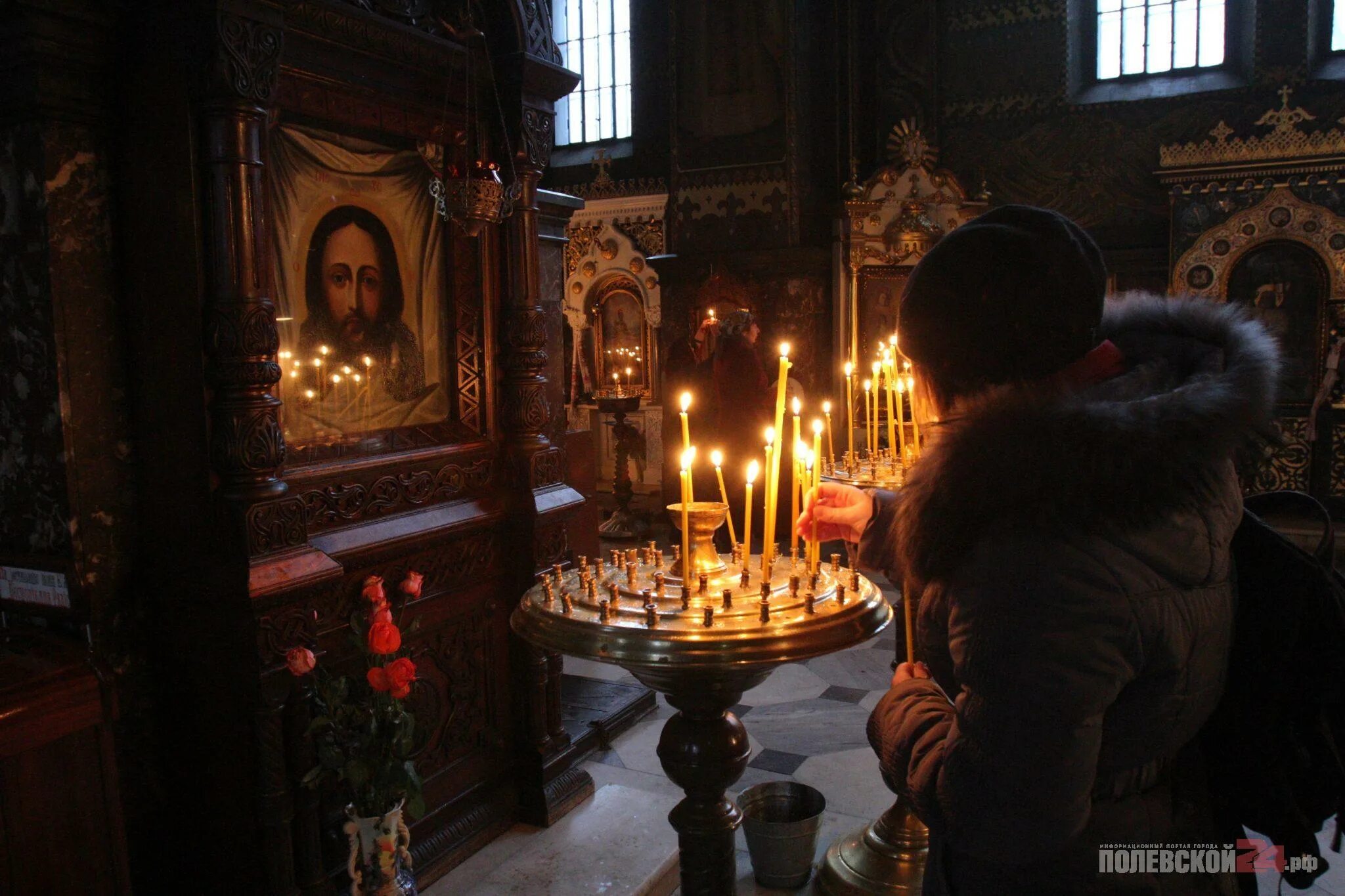 Видеть себя в церкви. Православный храм. Свечи в храме. Человек молится в храме. Люди в храме.