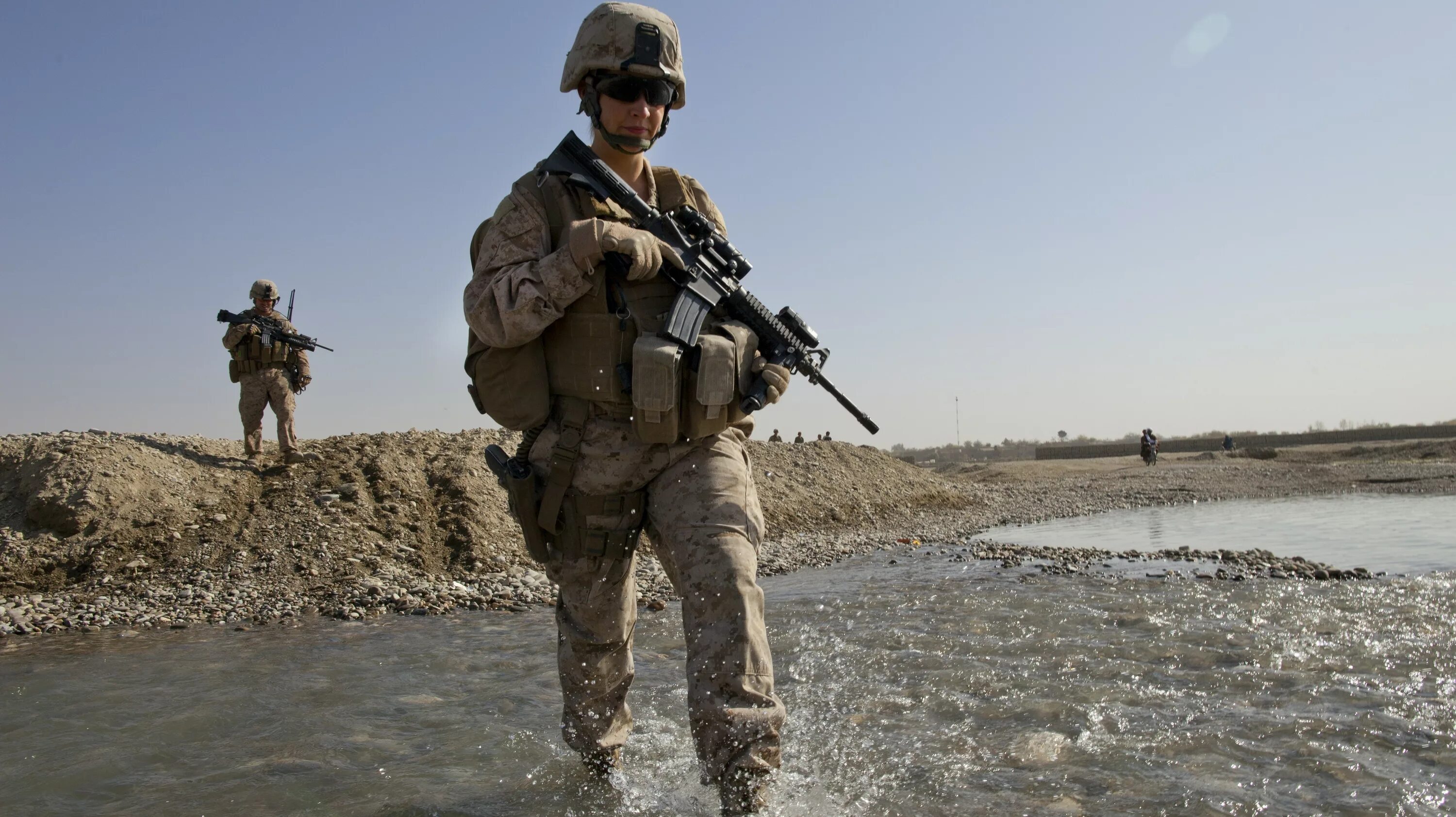 Combat marines. Морские пехотинцы США. Женщины морские пехотинцы США В Афганистане. Морская пехота США В Афганистане. Американские морпехи в Афганистане.