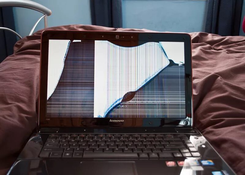 Разбил ноутбук. Разбитый ноутбук. Сломанный дисплей ноутбука. Монитор ноутбука. Неисправный ноутбук.
