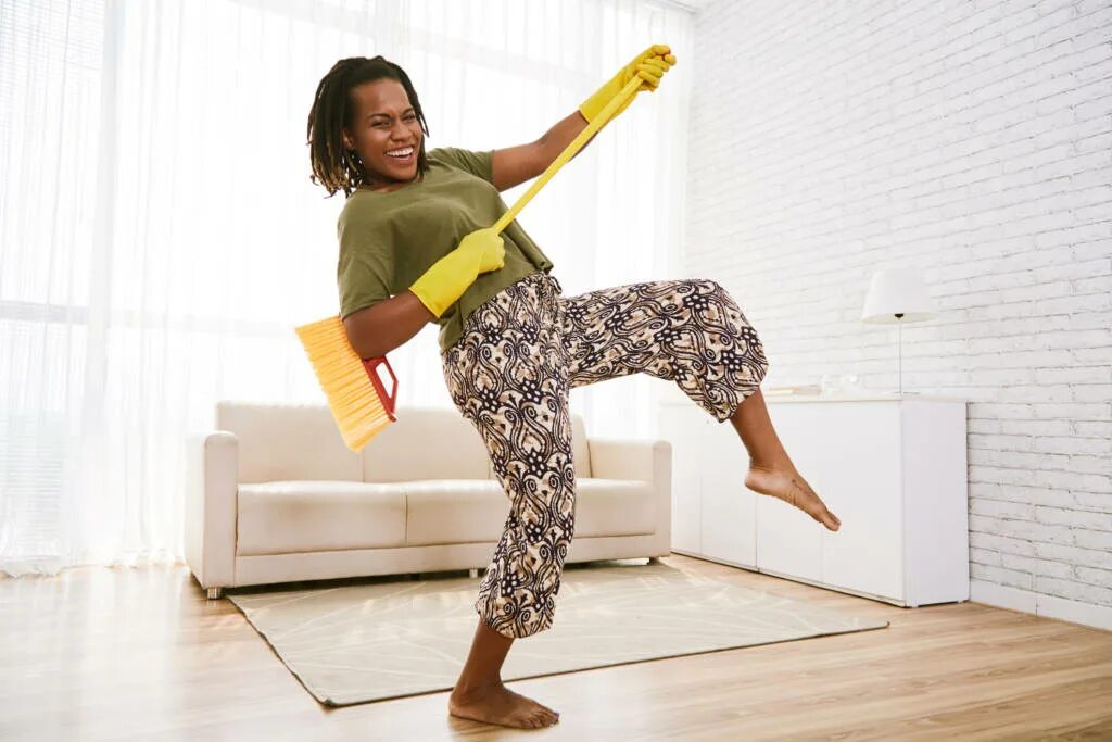 Женщина убирается в квартире. Танцующий со шваброй. Танцующий со шваброй. Уборщица дворник. Танец со шваброй.