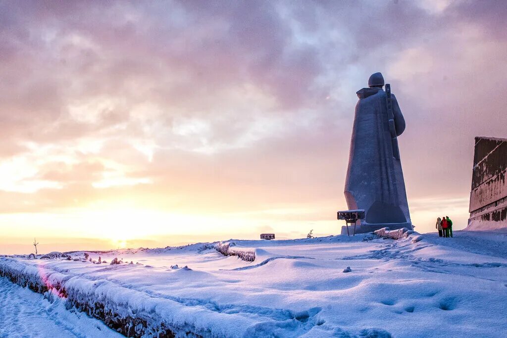 мурманск достопримечательности и интересные места зимой. памятник защитникам севера мурманск. город полярный мурманская область природа. мурманск достопримечательности и интересные места зимой. мурманск достопримечательности.