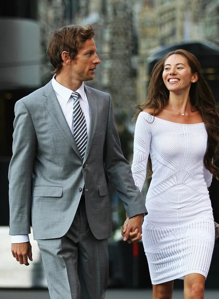 Девушки в платьях парни в костюмах. Мужчина в костюме с девушкой. Мужчина и женщина в вечерних нарядах. Kristen stewart and robert pattinson. Дженсон баттон и джессика мичибата.