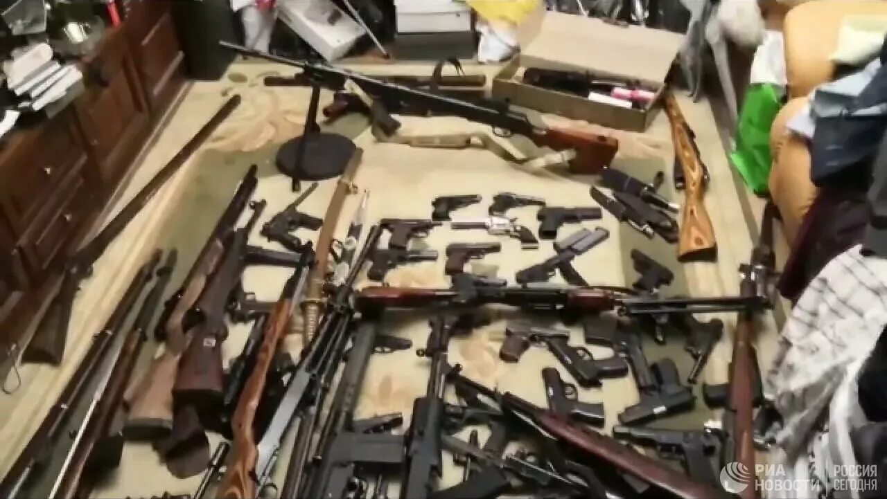 незаконное передача огнестрельного оружия. чёрный рынок оружия. пистолеты в россии запрещены. незаконное передача огнестрельного оружия. изъятое оружие.