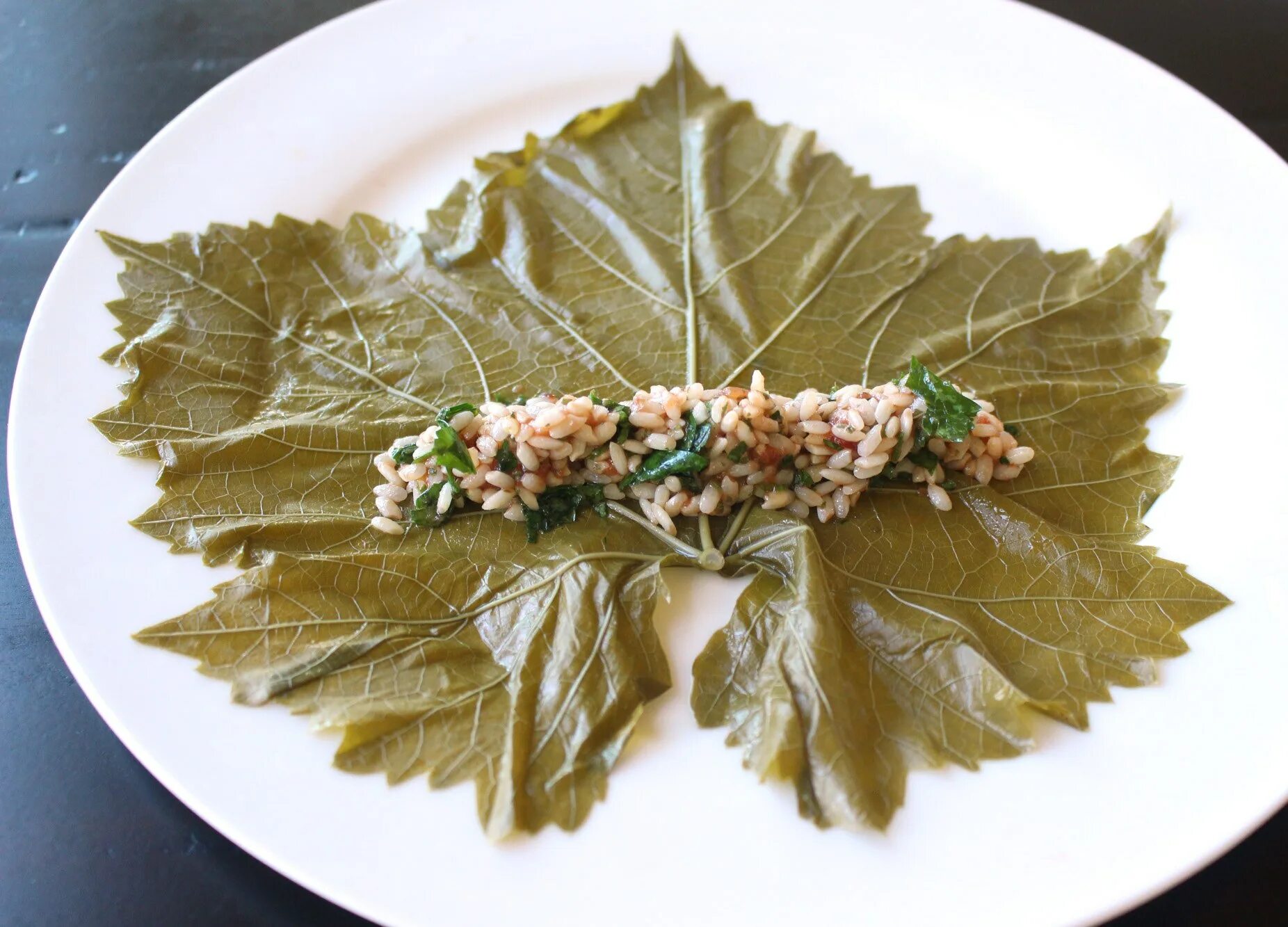 Лист винограда рецепты. Grape leaves Dolma. Долма в виноградных листьях. Dolma with grape leaves. Дулма виноградного листья.