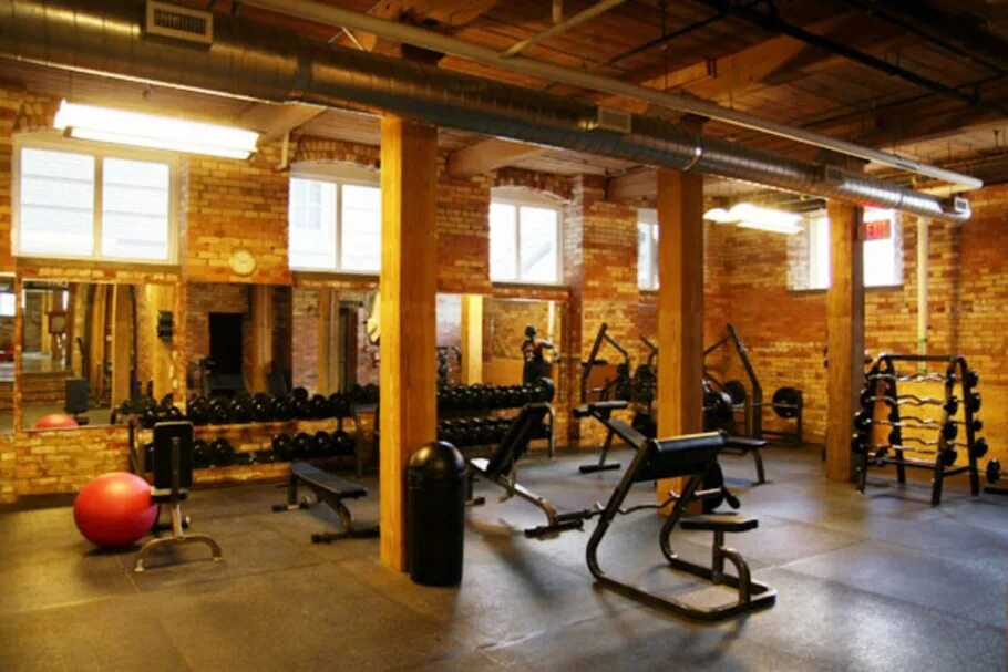 Качалка в люберцах 90е. Тренажерный зал в замке. Смоленск качалка 90-х. Фитнес клуб кисловский москва. Качалка спортзал.