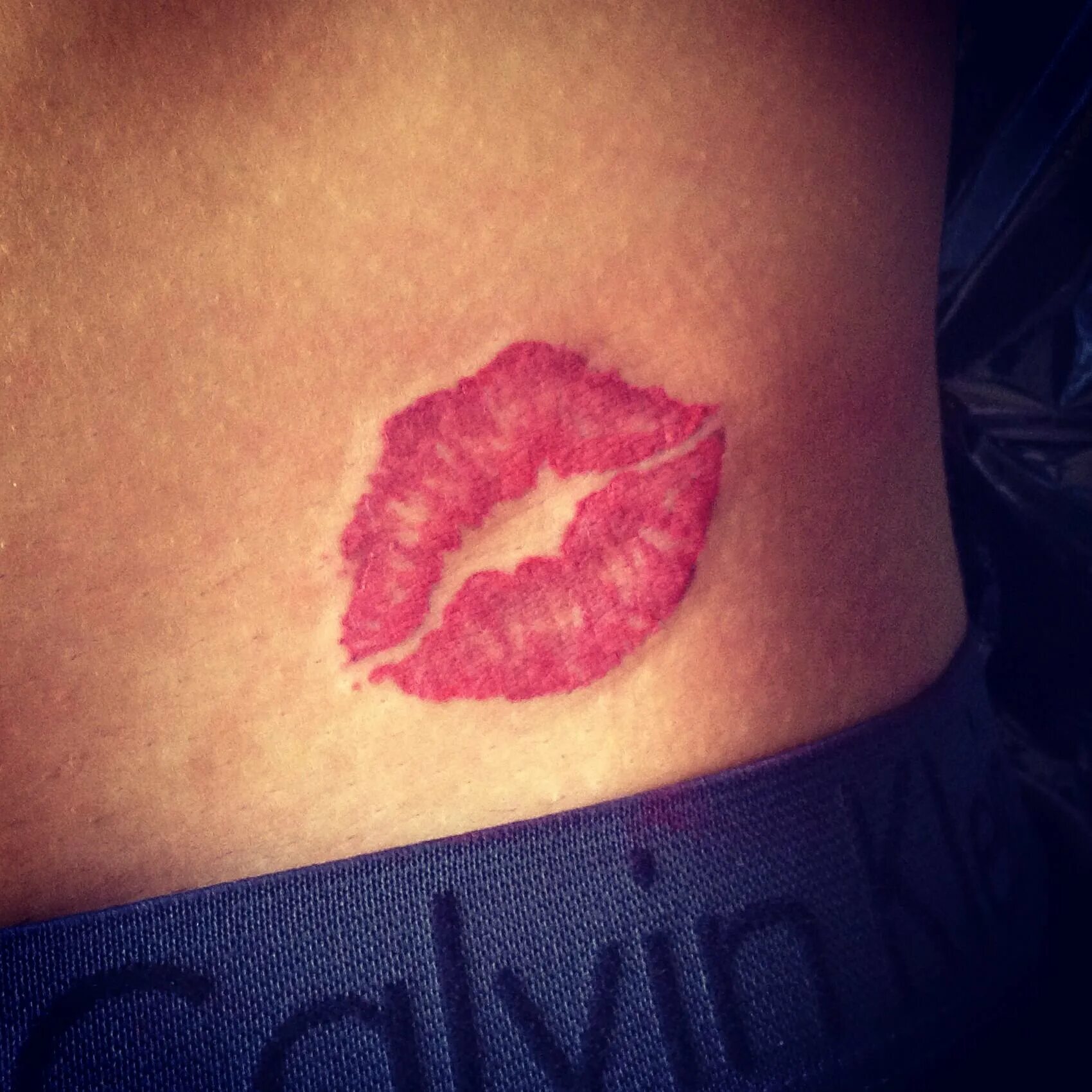 татуировки поцелую. тату губ на ключице у парня. татуировки поцелую. татуировки поцелую. татуировки поцелую.
