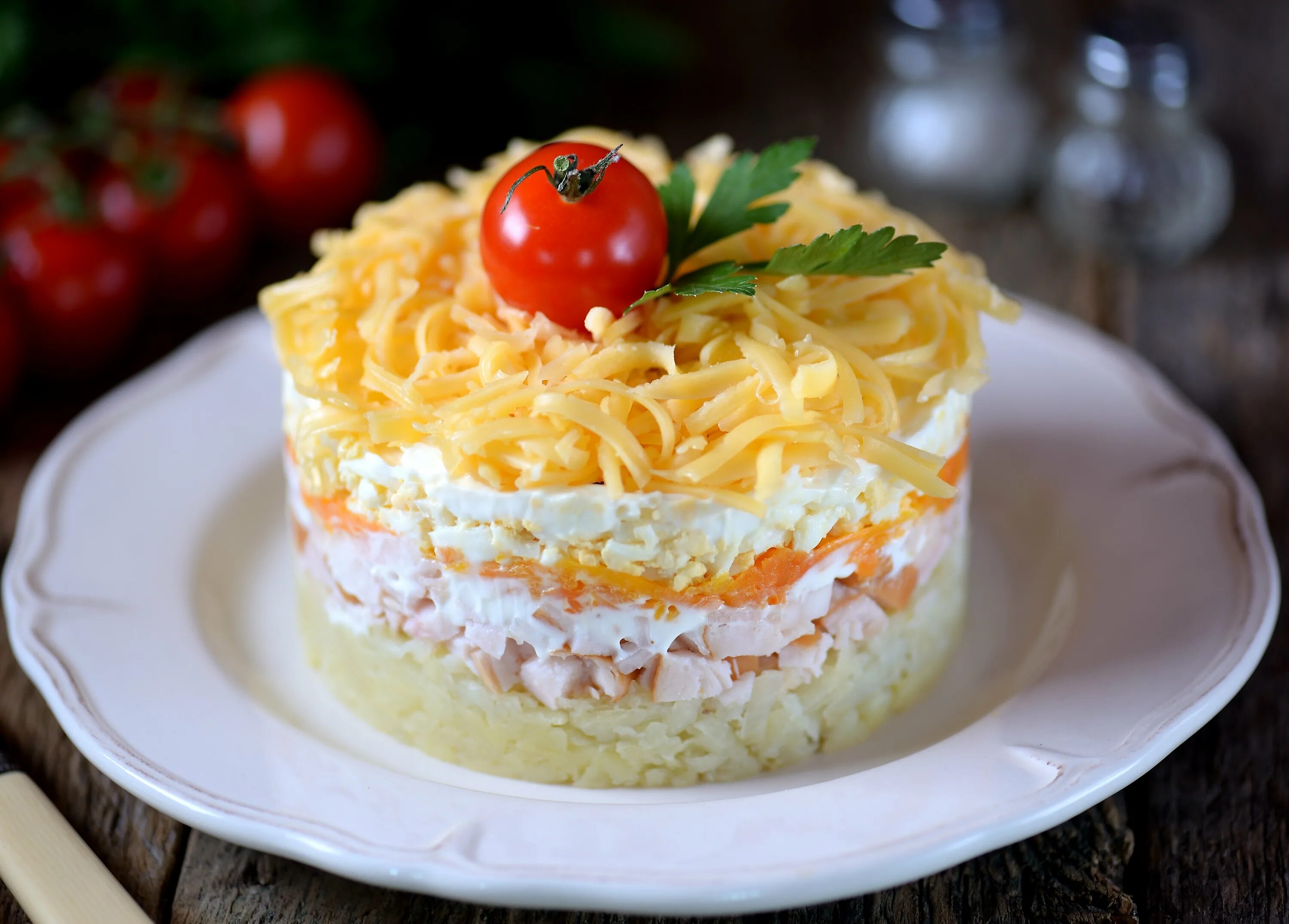 Салат с копченой курицей и сыром. Салат курица помидоры сыр. Слоёный салат с курицей и сыром. Салат курица копченая картофель яйцо сыр. Салат невеста с копченой курицей.