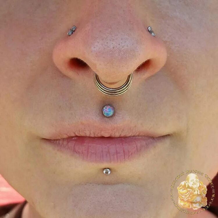 Лабрет с шипом. Прокол губы вертикальный лабрет. Впк пирсинг. Впк пирсинг. Необычные украшения для пирсинга.