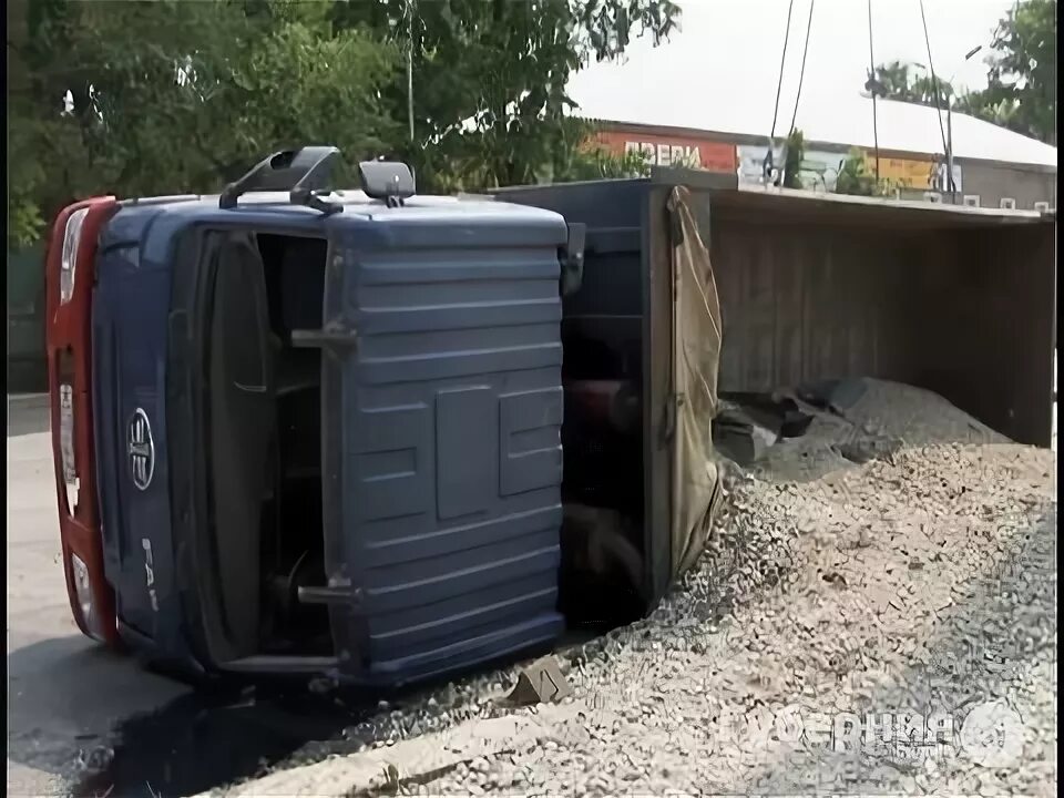 Упал набок. Скания самосвал перевернулся. JCB опрокинулся. Груженый Шакман.