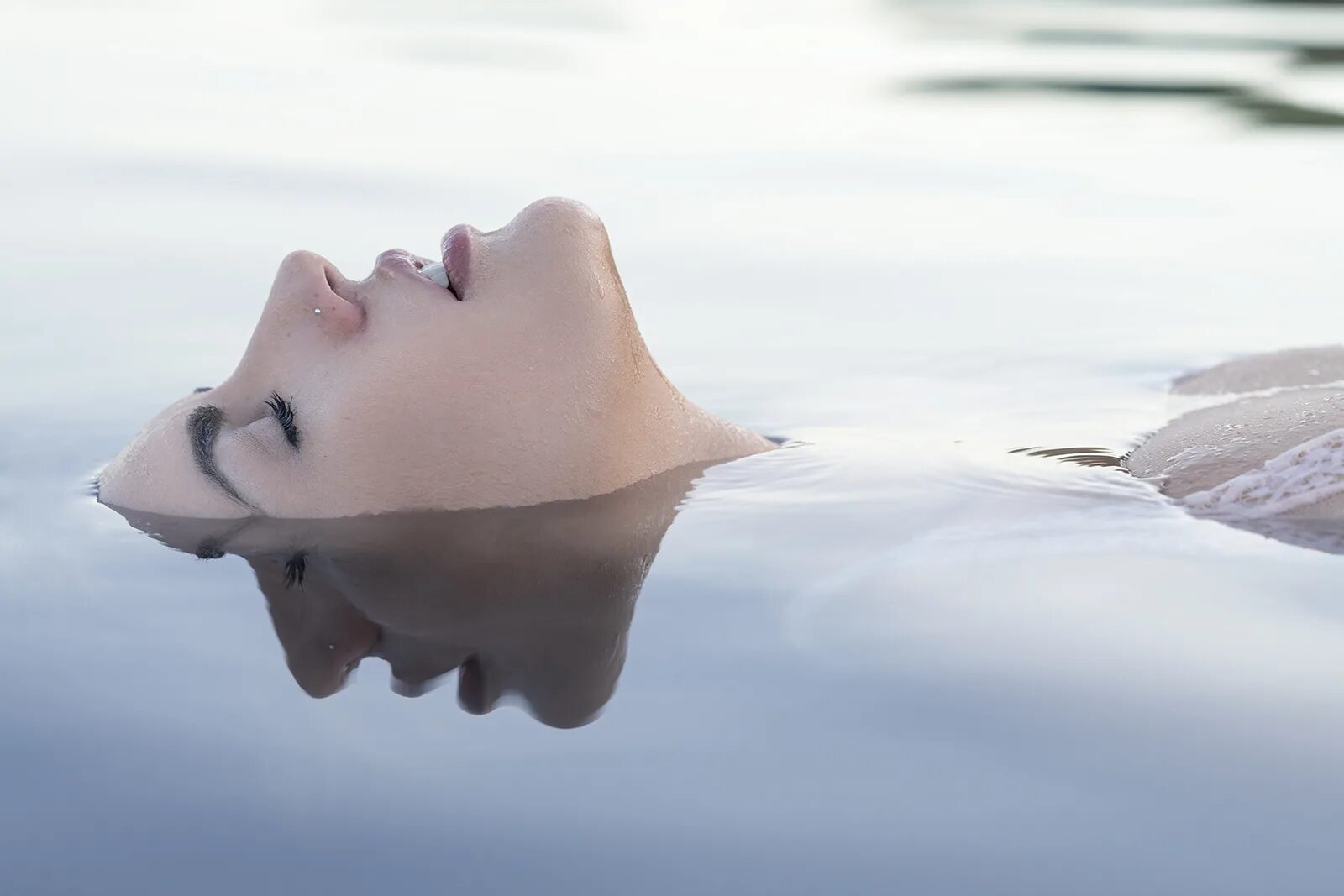 Летиция каста в цветочках. Эстетическое удовольствие. Красота эстетическое наслаждение. Девушка с цветком. Девушка с цветами эстетика.