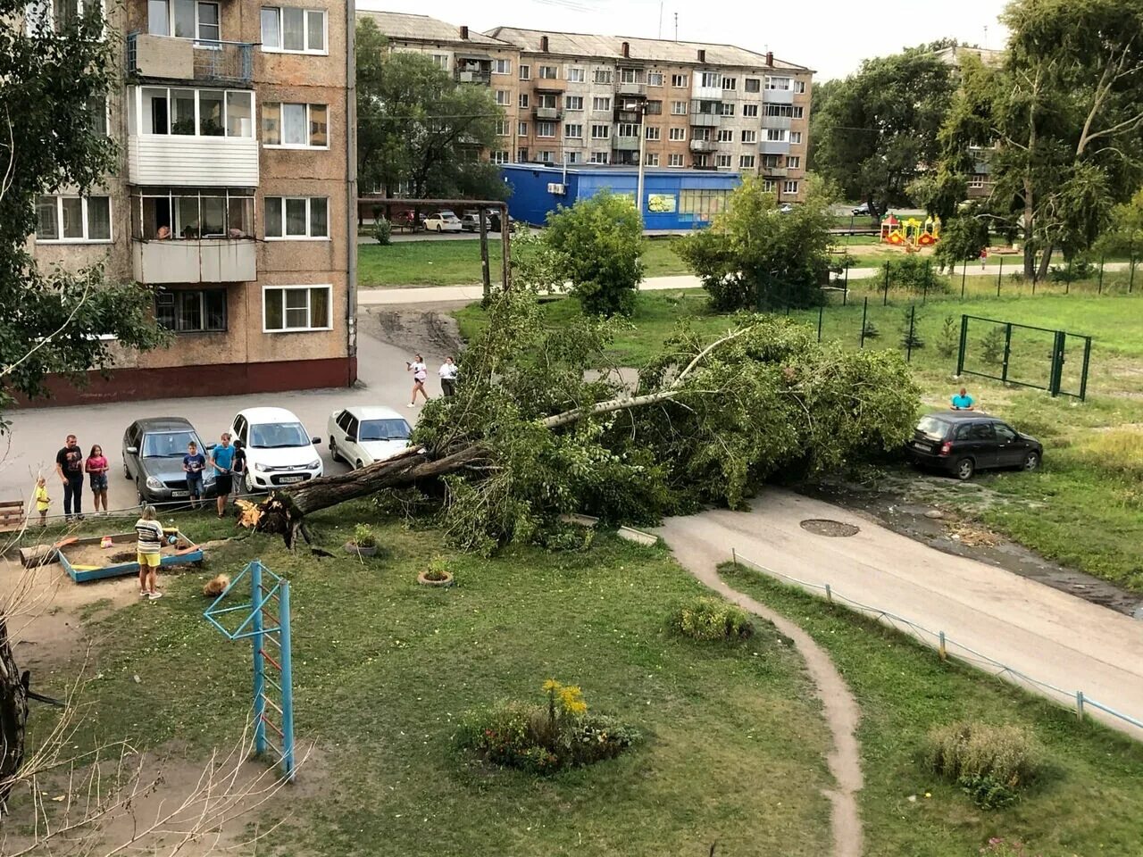 Погода в ленинск кузнецке. Ленинск-Кузнецкий первый микрорайон. Городскую панораму город Ленинск Кузнецкий за 1 августа 2022 год. Улица Терриконная в Ленинск Кузнецке. Барский двор Ленинск-Кузнецкий.