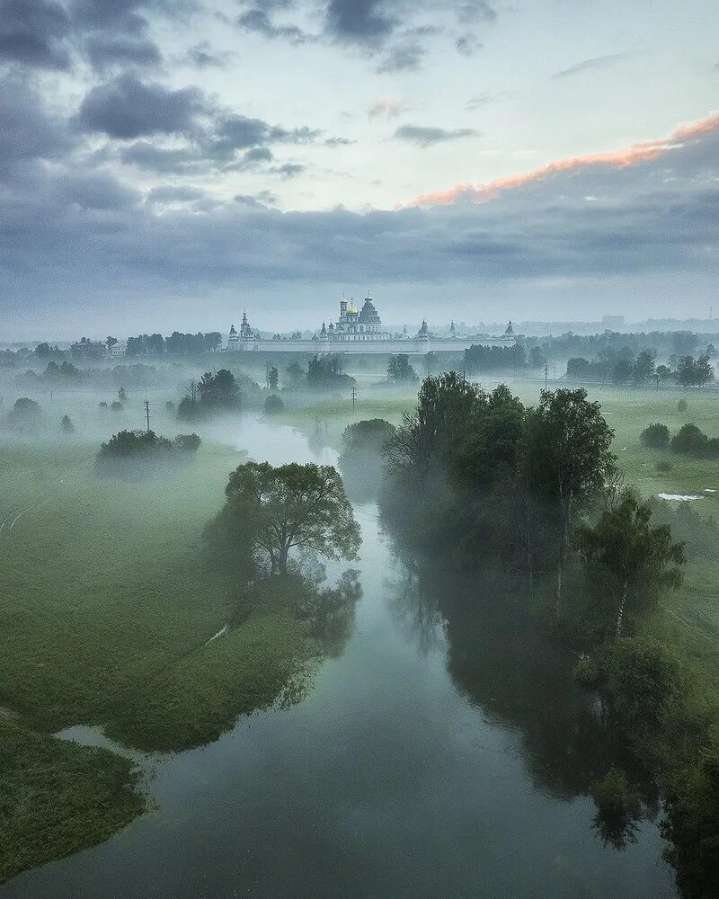 Туман летом. Туман картинки. Туманный лес таганай. Природа туман. Темно зеленый лес в тумане.