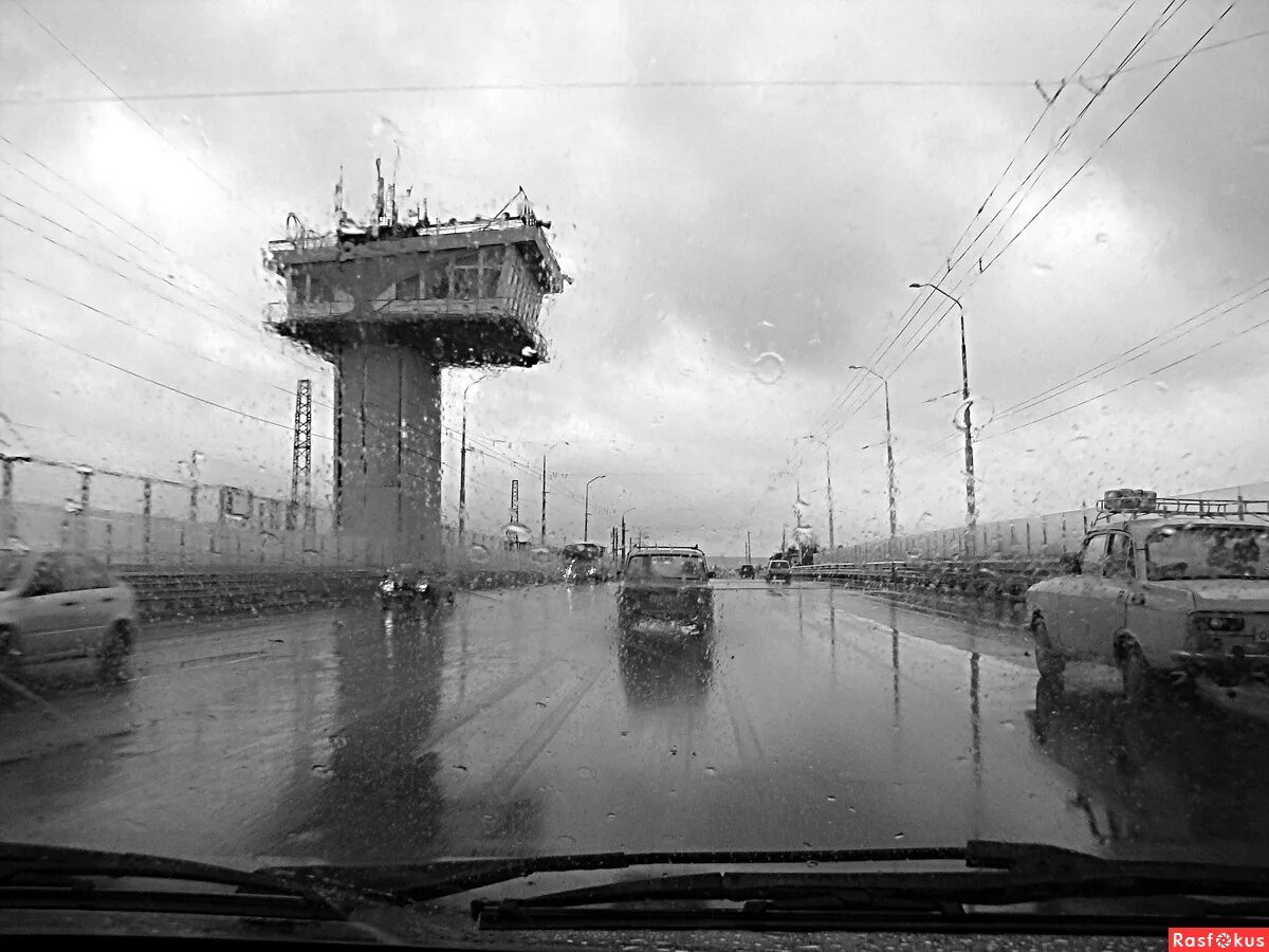 дождь ночью. дождливый мост. дождь мосты. мост дождь. ярославль дождь.