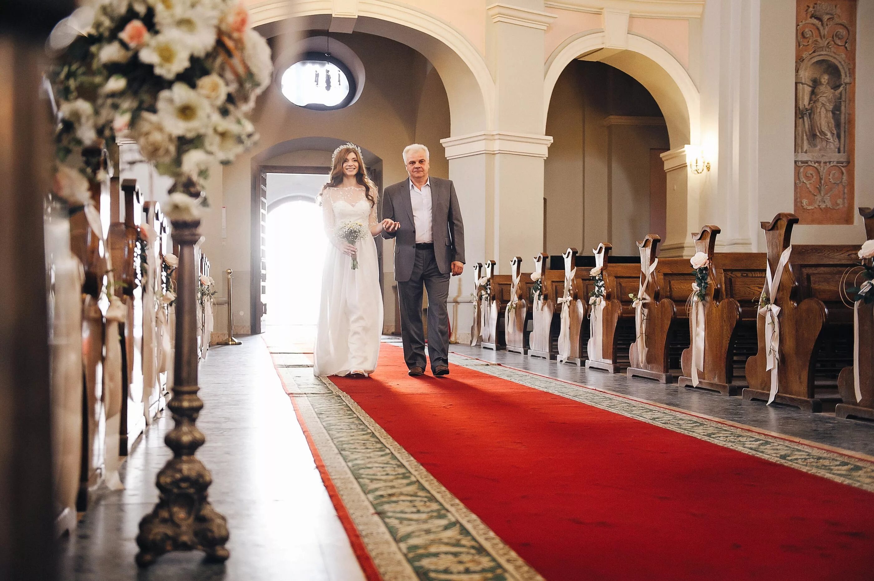 Церемония бракосочетания в загсе. Жених и невеста в загсе. Папа ведет невесту к алтарю. Невеста у алтаря. Выход невесты конструкция.