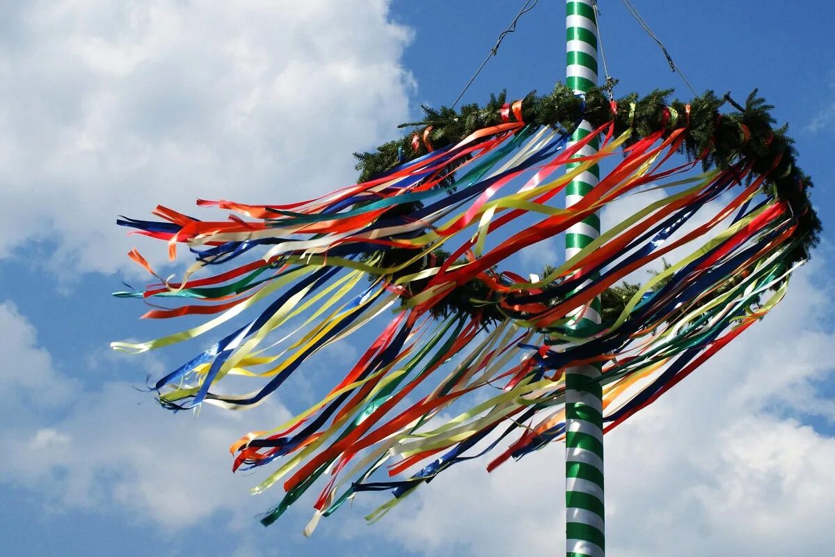 1 мая дерево. Maibaum в Германии. Майское дерево. День дерева в Германии. May Day праздник в Англии.