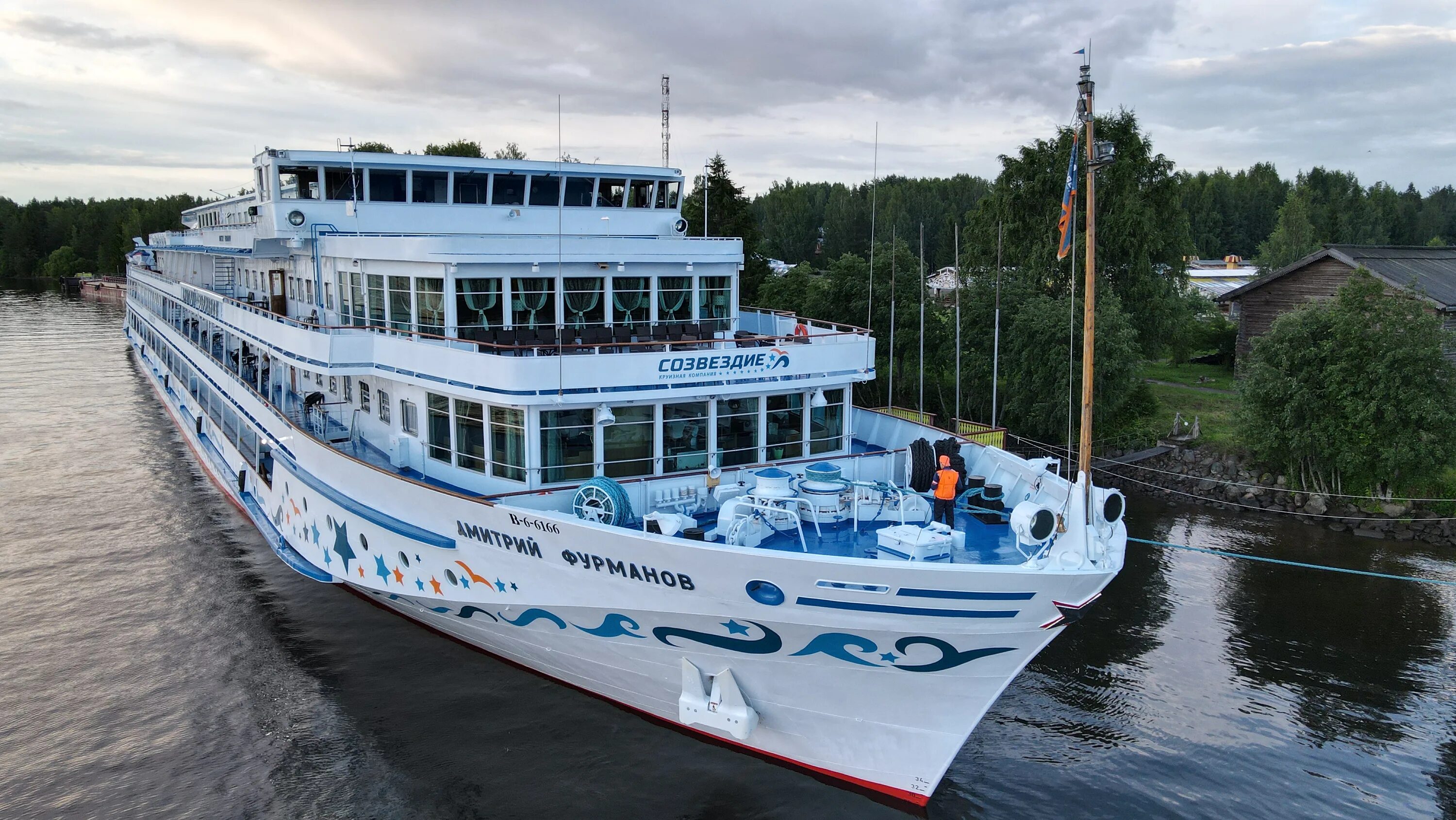 Круизы из нижнего в петербург. Четырехпалубный теплоход нижний новгород. Круизы из нижнего в петербург. Николай чернышевский теплоход. Круизы из нижнего в петербург.