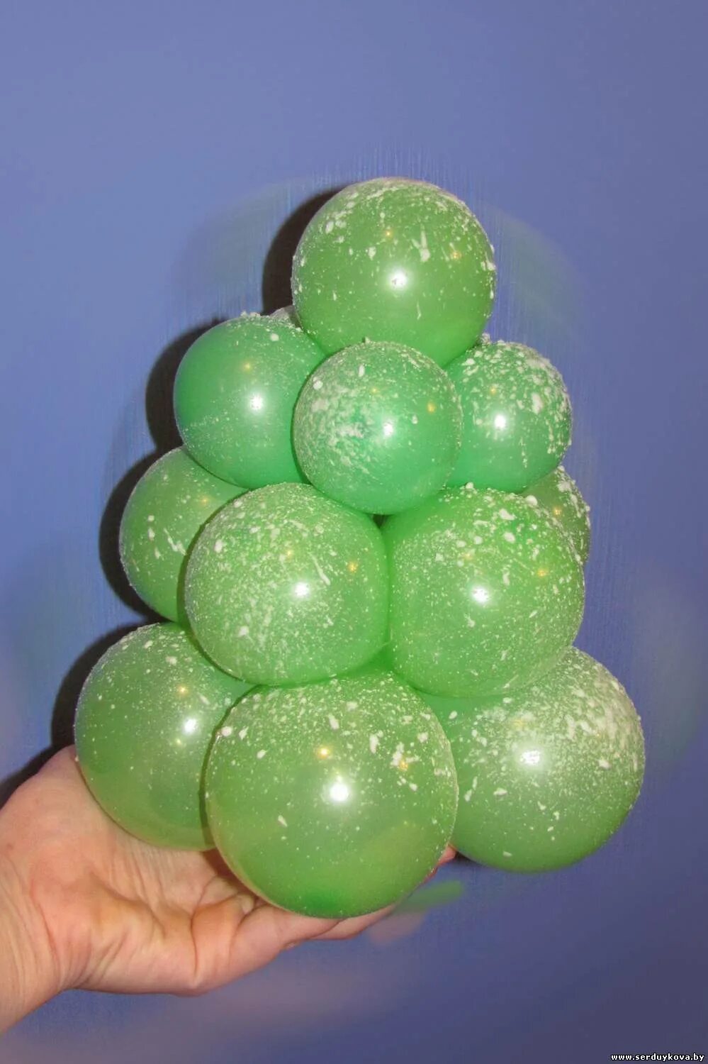 Елка из надувных шаров. Как сделать елку из мячей. Елка из новогодних шаров. Елочка из шаров елочных. Елка из шаров елочных.