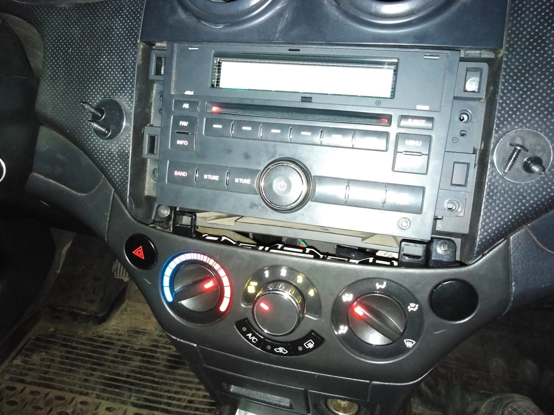 Замена магнитолы авео. Штатная магнитола авео т250. Замена магнитолы авео. Магнитола шевроле авео 2006. Замена магнитолы авео.