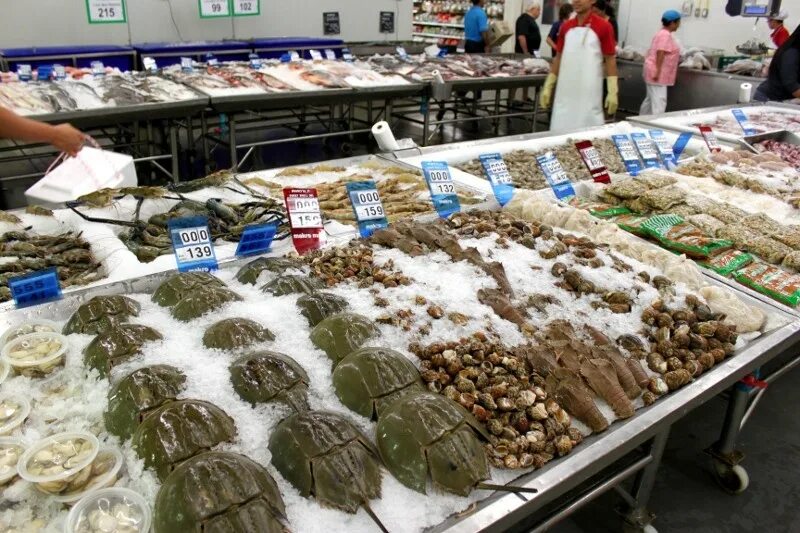 Рыбный рынок москва на волне как добраться. Рыбный рынок Раваи. Rawai Phuket рынок. Равай Пхукет рыбный рынок. Рынок в Белокурихе.