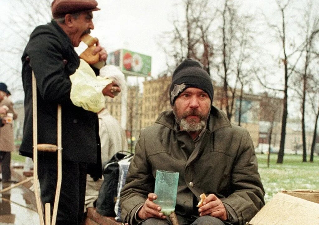 Нищие бомжи. Однажды в России бомжи. Нищий бомж. Старик попрошайка. Бедный старик.