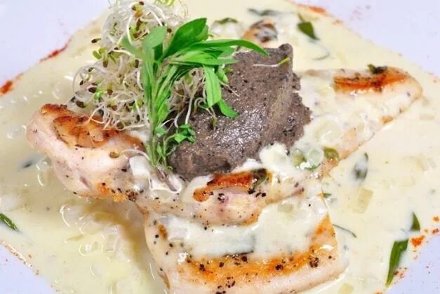 Филе в молочном соусе. Филе курицы в белом соусе. курица в сливочном соусе с молоком. филе аля гундель в сметанном соусе. курица под сливочным соусом с луком порей.