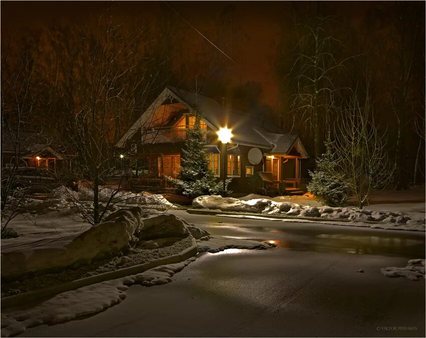 Поздний зимний вечер. Зимний вечер в деревне. Зима деревня вечер. Деревенский домик зимой. Вечер в деревне зимой.
