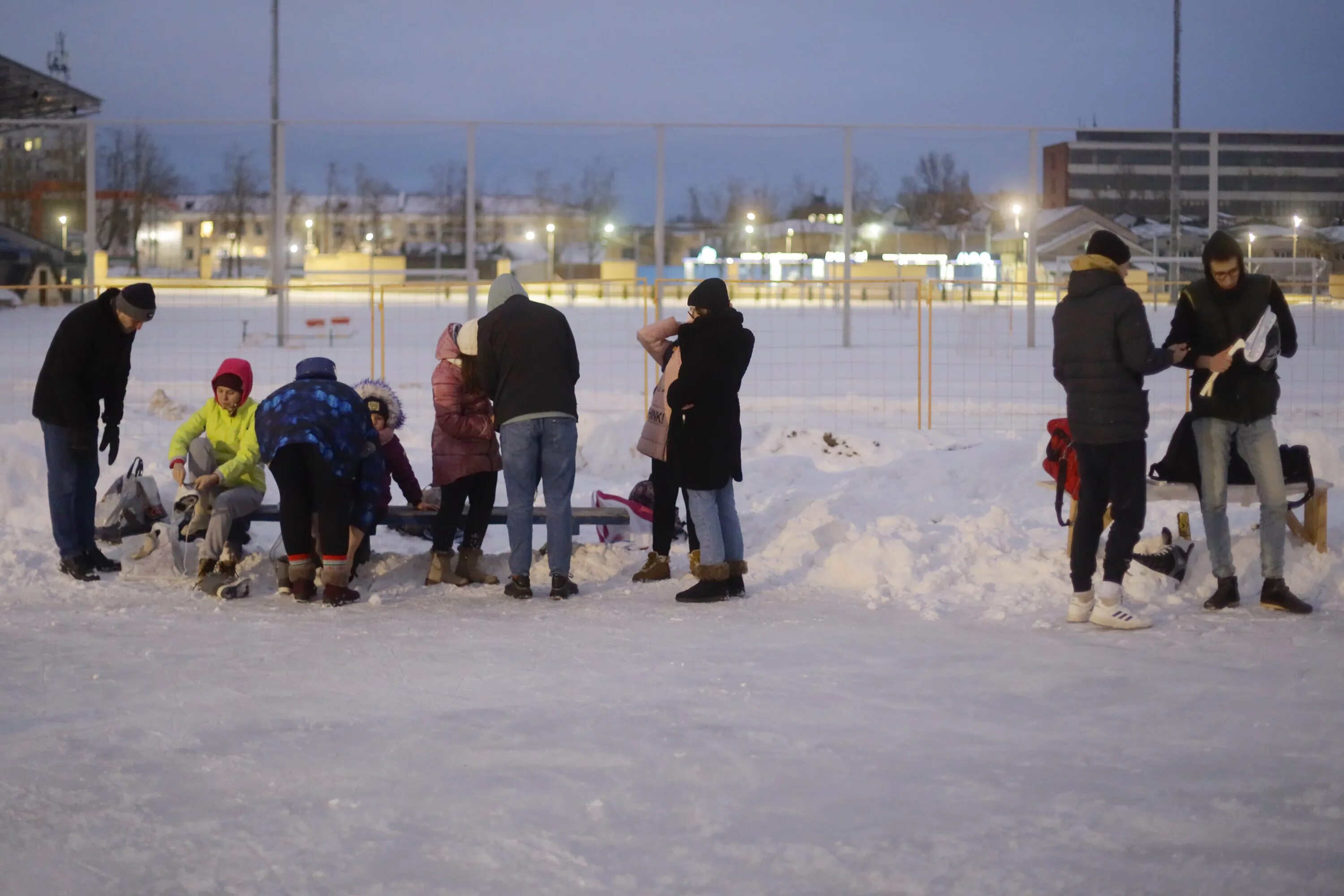 Встретимся на катке. Надеть коньки или одеть. Надевает коньки. Одето 1 раз или надето. Одела или надела коньки.