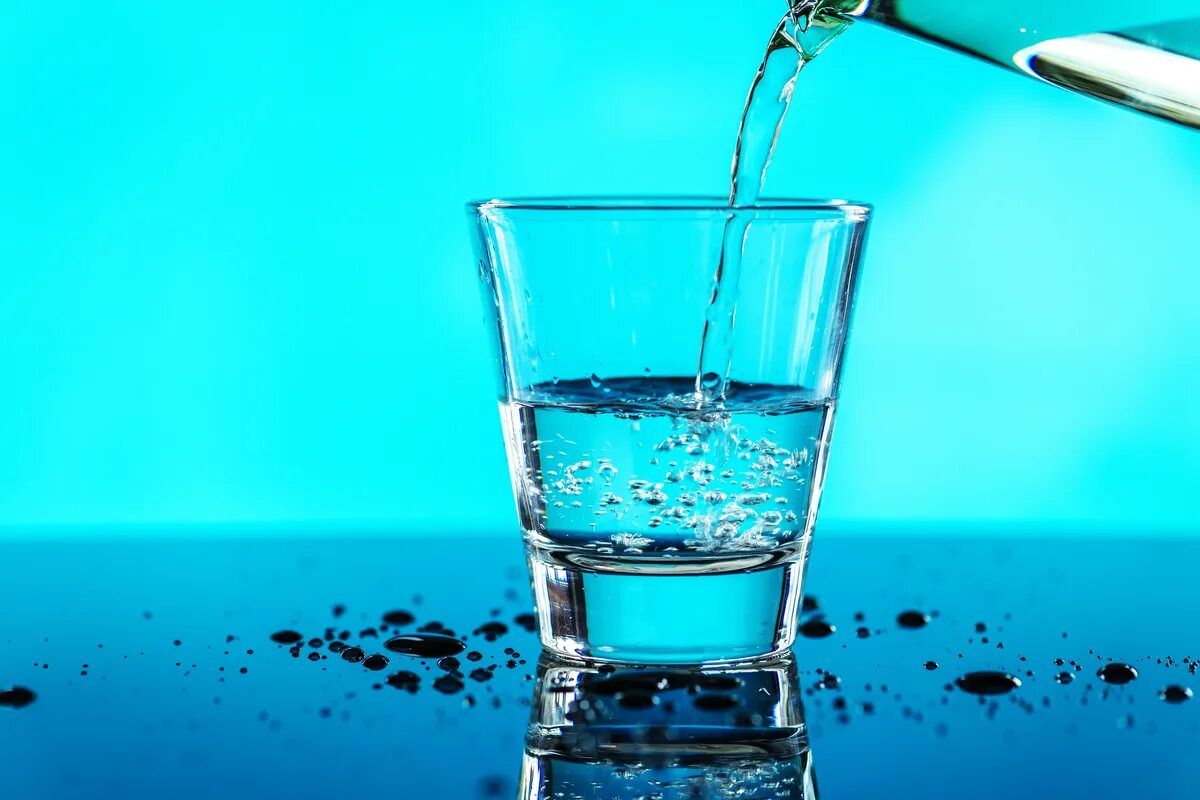 Вода должна. Стакан воды. Полстакана воды. Кристальная вода в стакане. Чистая вода для питья.