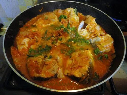 Рецепт хека на сковороде с луком и морковью. Хек в маринаде с морковью и луком. Салат из молоки лососевых рыб рецепты приготовления. Хек тушеный. Тушёная рыба с морковкой и луком.