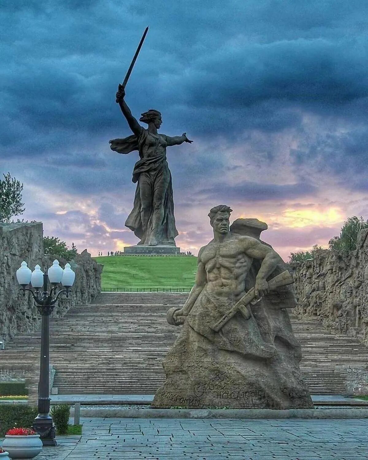В каком районе волгограда находится мамаев. Мамаев курган волгоград. мамай курган волгоград. мамаев курган сталинград волгоград. мемориальный комплекс мамаев курган.