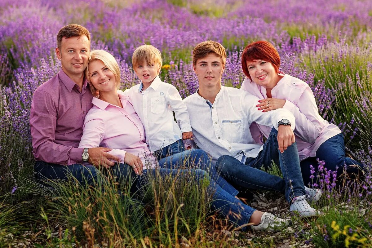 Bi family. Фотосессия взрослой семьи. Семейная фотосессия со взрослыми детьми. Фотосессия в сиреневых тонах семейная.