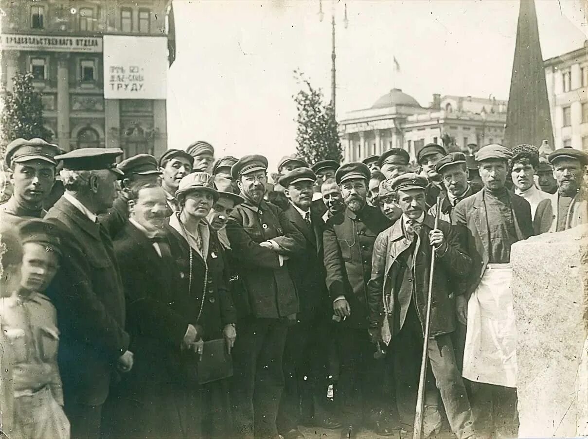 Ленин в Москве 1918. Каменев и Ленин. Ленин в Москве 1920. Памятник Марксу и Энгельсу в Москве 1918.