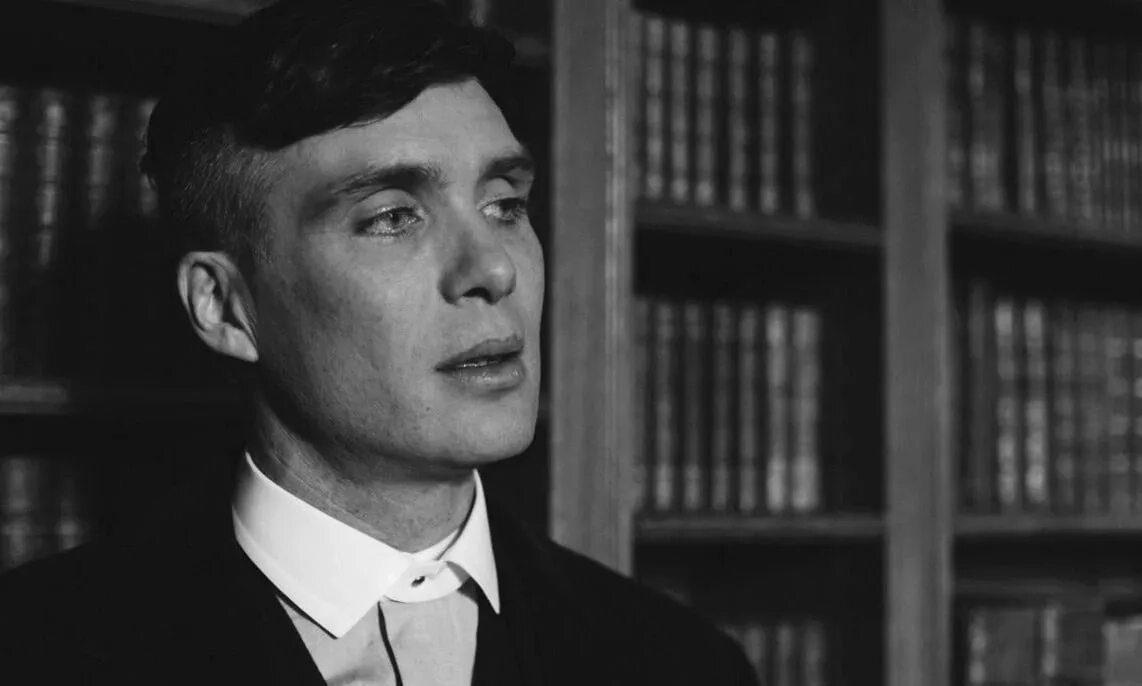 Киллиан мерфи лицо мем. Киллиан мерфи томми шелби. киллиан мёрфи острые козырьки. киллиан мерфи курит. киллиан мерфи гиф острые козырьки.