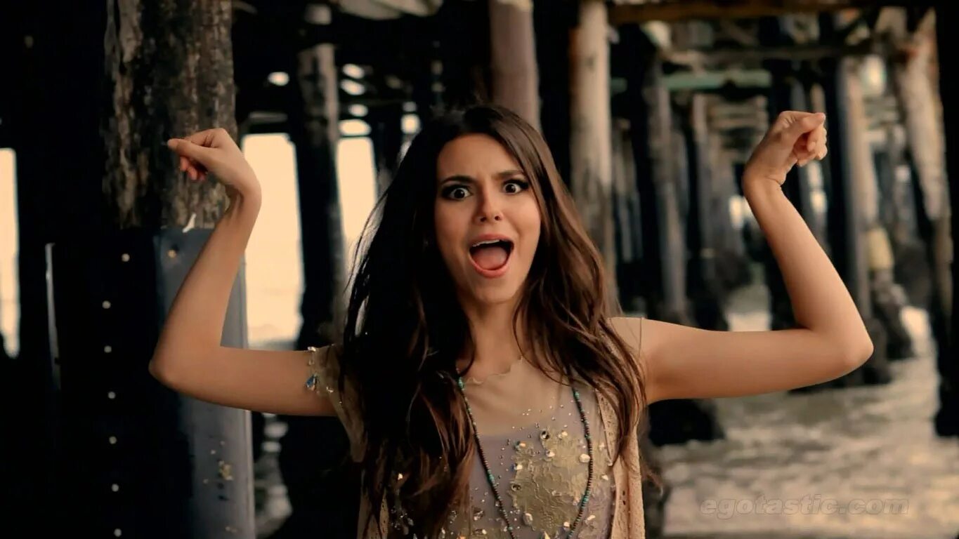 Мужчина доминирует. The girl is standing on her knees фотобанк лори. Вцепился в ногу девушке. Дэн шнайдер виктория победительница. Girls on his knees.