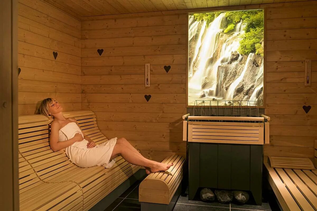 Камера в бане. Женская общественная баня. В сауне. Скрыты парную. Люди в бане.