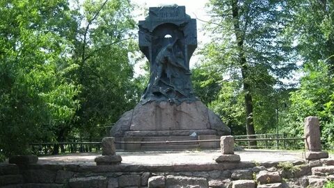 Памятники александровска