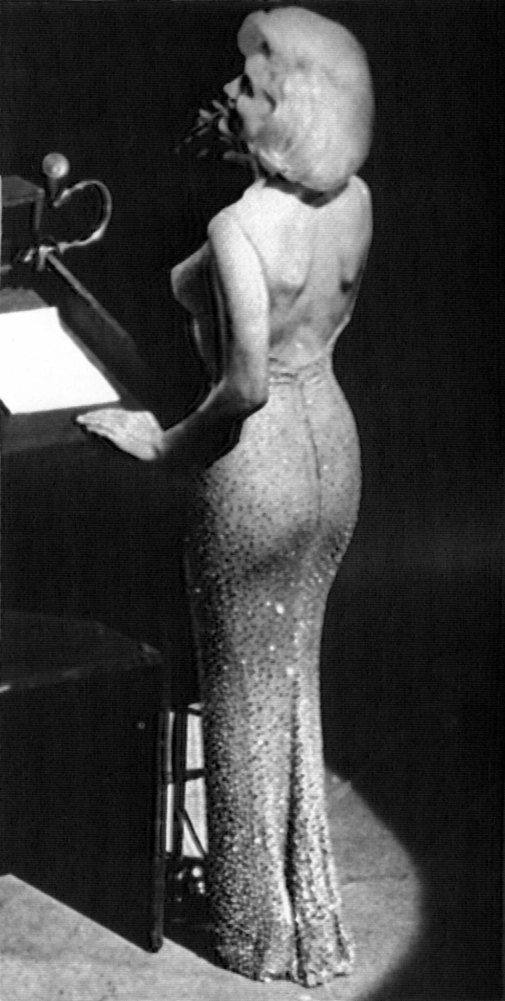 Платье мэрилин монро на дне рождения кеннеди. Меридиан монро на дне рождения президента. Платье мэрилин монро на дне рождения кеннеди. Платье мэрилин монро на ким. Мэрилин монро на дне рождения кеннеди.